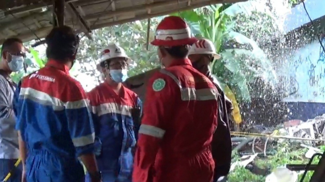 Petugas dari Pertamina cek semburan air bercampur gas di Bekasi