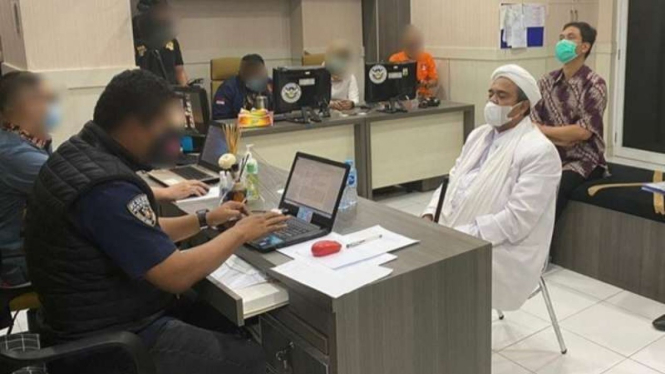 Habib Rizieq Shihab menjalani pemeriksaan sebagai tersangka pelanggaran protokol kesehatan pencegahan COVID-19 di Markas Polda Metro Jaya, Sabtu, 12 Desember 2020.