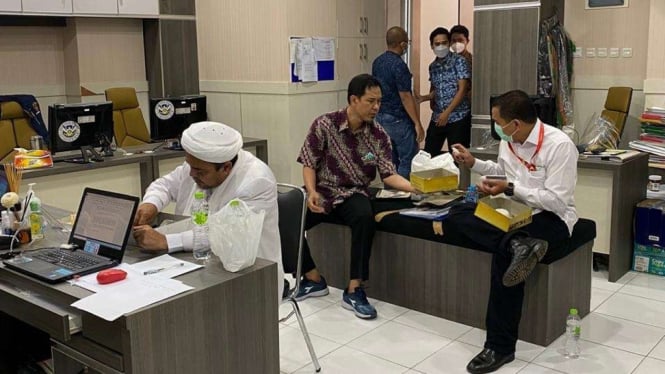 Pemimpin organisasi FPI Habib Rizieq Shihab saat istirahat untuk makan dan kemudian menjadi imam salat magrib di sela-sela pemeriksaannya sebagai tersangka di Markas Polda Metro Jaya pada Sabtu, 12 Desember 2020.