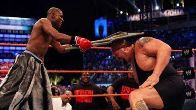 Mayweather menghantam Big Show di ring WWE