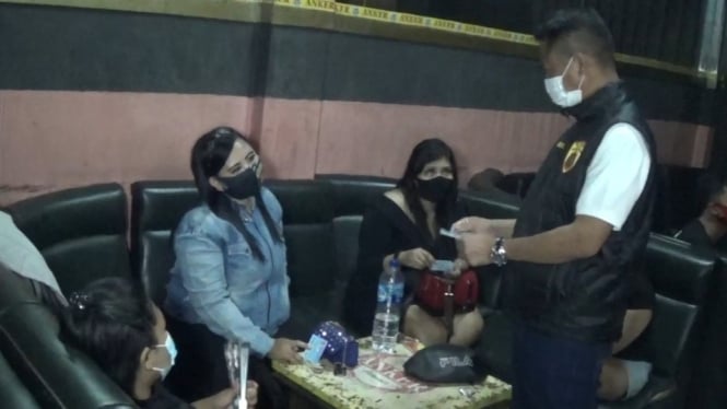 Polisi melakukan pendataan pengunjung kafe di Tambun