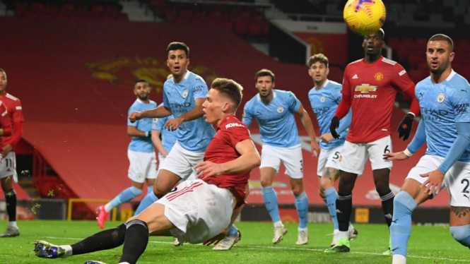 Gelandang Manchester United, Scott McTominay, dalam laga derby kontra ManCity