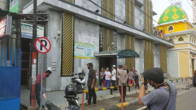 Polisi lakukan olah TKP di Masjid Raya Pinrang Sulsel usai terjadi penikaman.