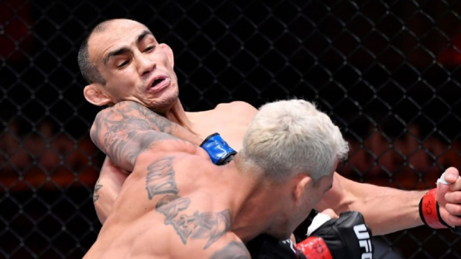 Jagoan UFC, Charles Oliveira saat bantai Tony Ferguson