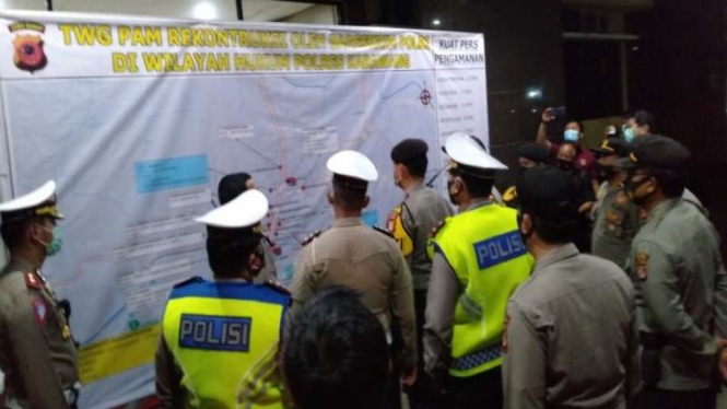 Polisi melakukan rekonstruksi penembakan 6 anggota FPI di Tol Cikampek Km 50