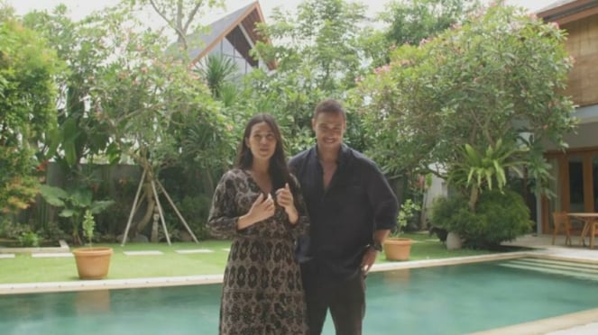 Raisa bersama Hamish Daud di rumah terbarunya