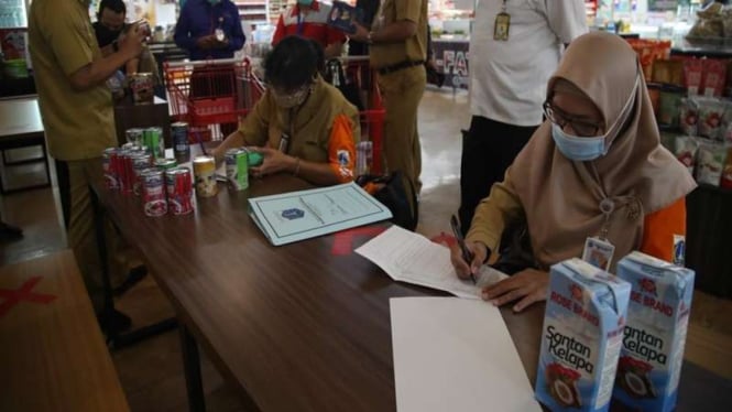 Dinas PPKUKM Provinsi DKI Jakarta melakukan pemeriksaan terhadap produk makanan