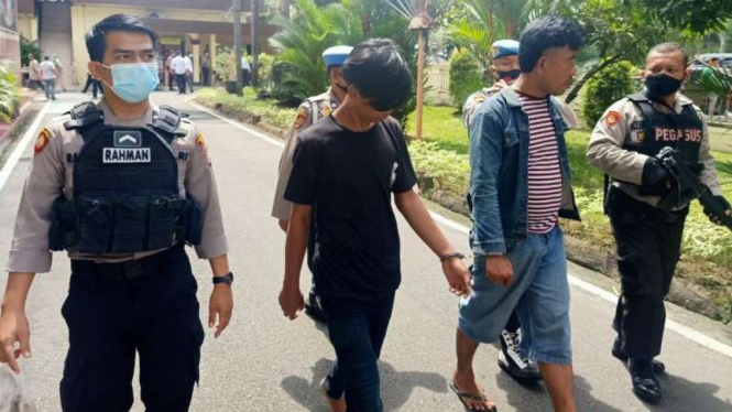 Polisi menangkap 2 orang yang coba selundupkan sabu ke rutan Polrestabes Medan.