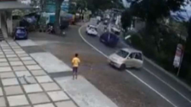Viral video mobil meluncur dari area parkir.