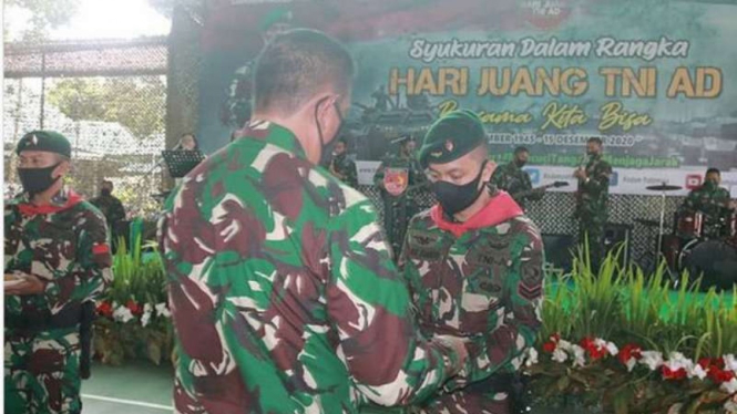VIVA Militer: Pangdam Patimura memberikan hadiah kepada 2 prajurit RK 732/Banua