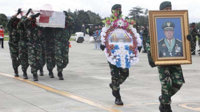 VIVA Militer: Jenazah Letjen TNI (Purn.) Herman Asaribab tiba di Jayapura