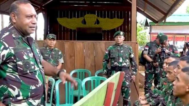 VIVA Militer: Letjen TNI Herman Asaribab saat menjabat Pangdam XVII/Cenderawasih