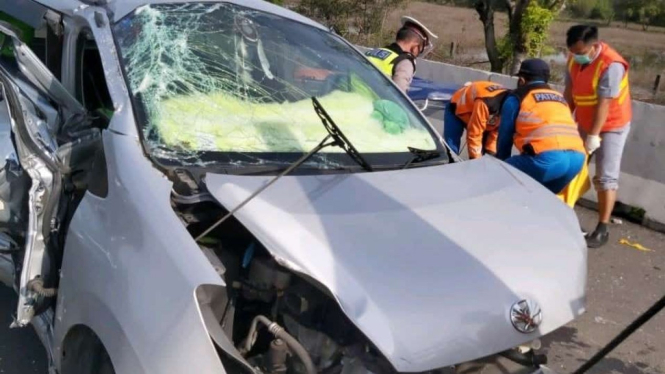 Mobil Toyota Agya yang kecelakaan tunggal di Tol Surabaya-Gresik, Jawa Timur, pada Rabu, 16 Desember 2020.