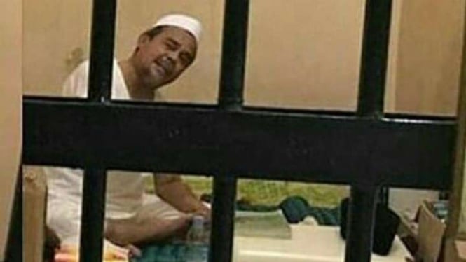 Habib Rizieq sedang duduk di dalam tahanan.