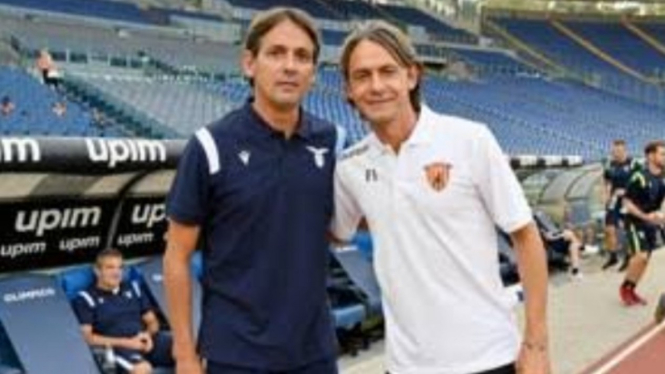 Pelatih Lazio, Simone Inzaghi, bersama pelatih Benevento, Filippo Inzaghi. 
