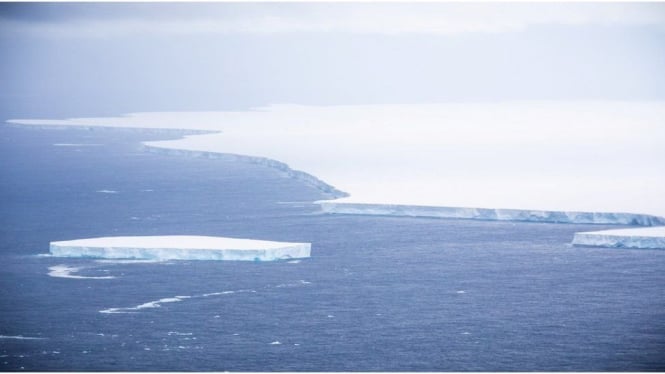 Bongkahan es A-68A memiliki luas 4.000 km persegi, lebih luas dari negara Luksemburg. Saat ini bergerak ke utara menjauh dari area di Kutub Selatan.-MOD/CROWN COPYRIGHT


