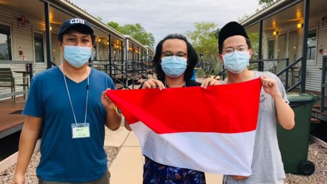 Rifqi (tengah) dan Nicholas (kanan), mahasiswa Indonesia pertama yang mendarat di Darwin di tengah pandemi ketika dikarantina di Howard Springs.
