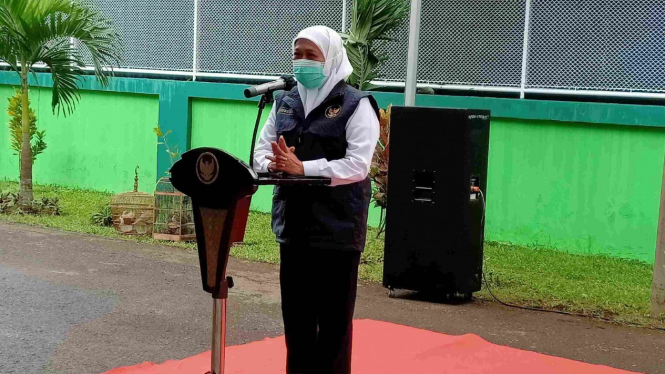 Gubernur Jawa Timur Khofifah Indar Parawansa bersama para kepala daerah di Malang Raya usai meresmikan Rumah Sakit Lapangan Ijen Boulevard di Kota Malang, Rabu, 16 Desember 2020.