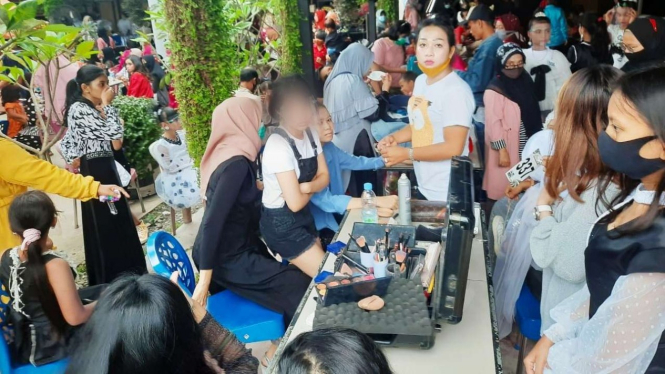 Polisi membubarkan acara perlombaan make up alias merias wajah dengan peserta kalangan wanita alias emak-emak di sebuah kafe di Kabupaten Deli Serdang, Sumatera Utara, Selasa, 15 Desember 2020.