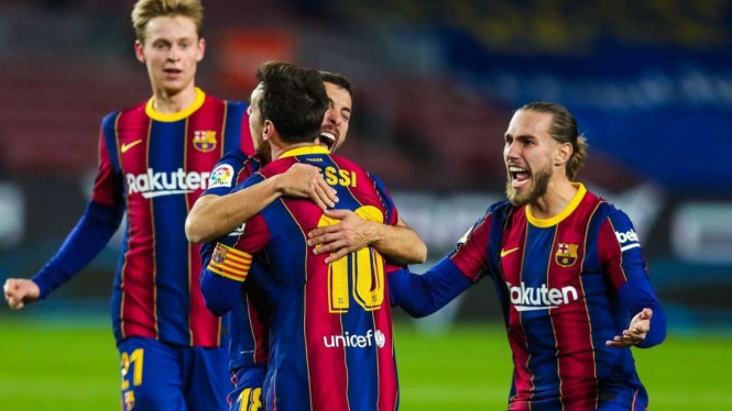 Lionel Messi merayakan gol Jordi Alba.
