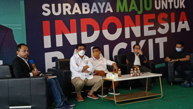 Machfud Arifin dan Mujiaman mengumumkan rencana mereka mengajukan gugatan ke Mahkamah Konstitusi atas hasil pilkada Surabaya dalam konferensi pers di Surabaya, Kamis, 17 Desember 2020.