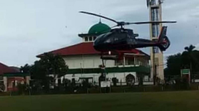 Sebuah helikopter mendarat di Lapangan Hawai, Kecamatan Beji, Depok, Jawa Barat, pada Kamis sore, 17 Desember 2020.