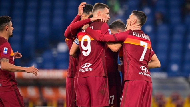 Para pemain AS Roma merayakan gol. 