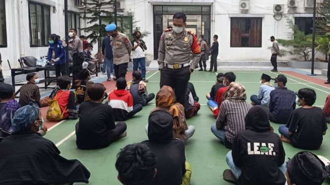 Sebanyak 60 remaja diamanankan oleh aparat Kepolisian Resor Kota Tangerang Selatan setelah kedapatan hendak menuju Jakarta untuk mengikuti aksi 1812 pada Jumat, 18 Desember 2020.