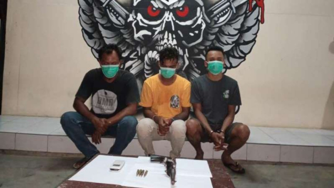 Tiga warga Bima ditangkap polisi lantaran memiliki senjata api rakitan.