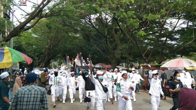 Kerumunan aksi 1812 di Simpang Tanjung Raya 1 Kecamatan Pontianak Timur Jumat, 18 Desember 2020.