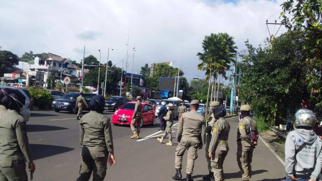 Operasi Yustisi protokol kesehatan di kawasan Puncak, Bogor.