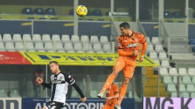 Aksi megabintang Juventus, Cristiano Ronaldo saat bobol gawang Parma