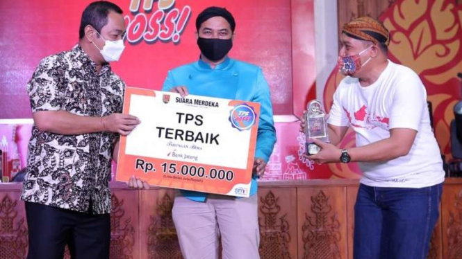 Wali Kota Semarang Hendrar Prihadi menyerahkan hadiah bagi pemenang lomba.