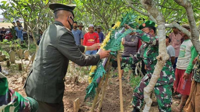 VIVA Militer: Prosesi pemakaman Pelda TNI (Purn) Sarwoto.