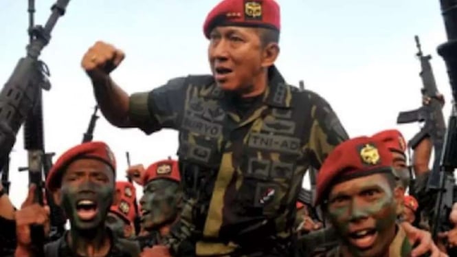 VIVA Militer: Letjen TNI (Purn.) Johannes Suryo Prabowo diarak prajurit Kopassus
