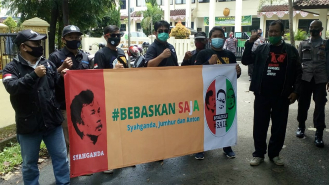 Aksi bebaskan Syahganda Nainggolan di Pengadilan Negeri Depok, Jawa Barat