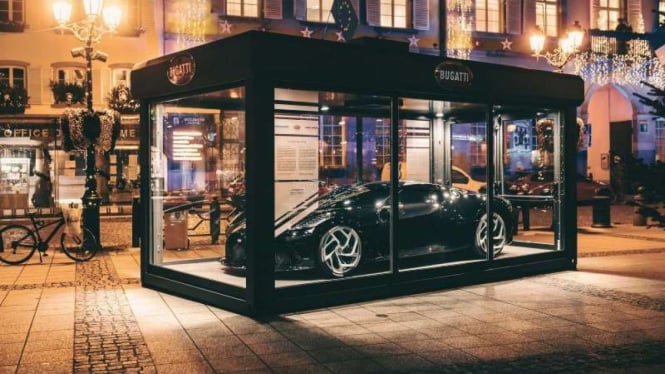 Mobil Bugatti La Voiture Noire dipajang di tempat umum pakai peti kaca.