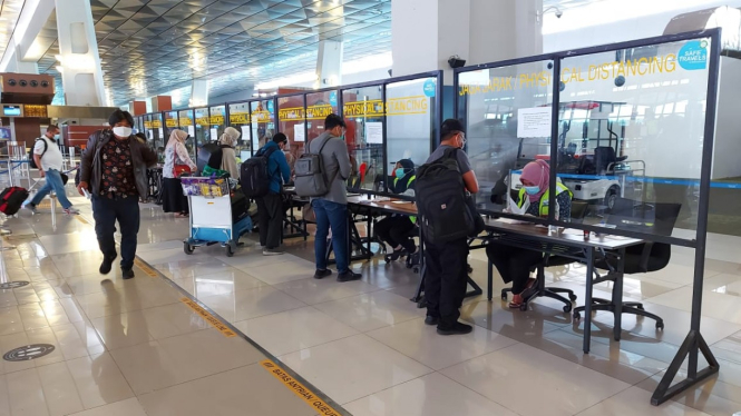 Suasana pemeriksaan keterangan rapid test di Bandara Soekarno-Hatta.