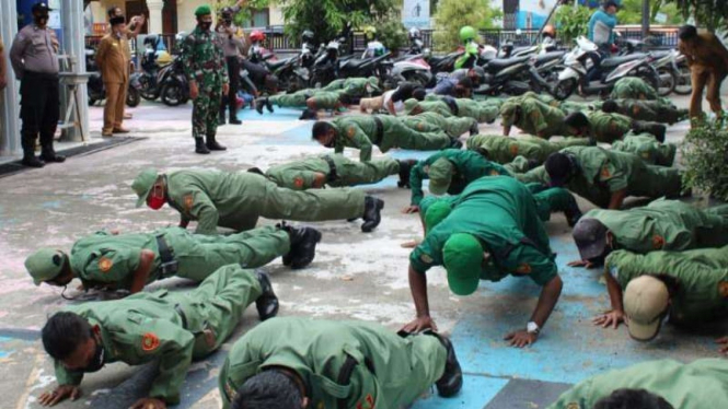 VIVA Militer: Belasan hansip push-up di depan kantor Kecamatan Baiturrahman