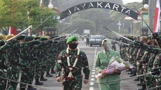 VIVA Militer: Upacara penyambutan Pangdam Jaya dan Istri di Makodam Jayakarta