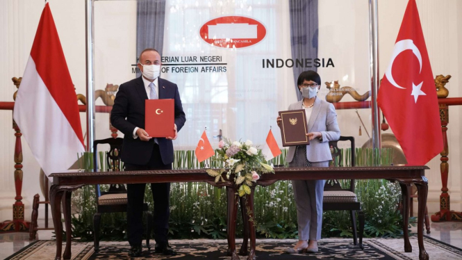 Menteri Luar Negeri RI Retno Marsudi bersama Menteri Luar Negeri Turki Mevlüt Çavu?o?lu.