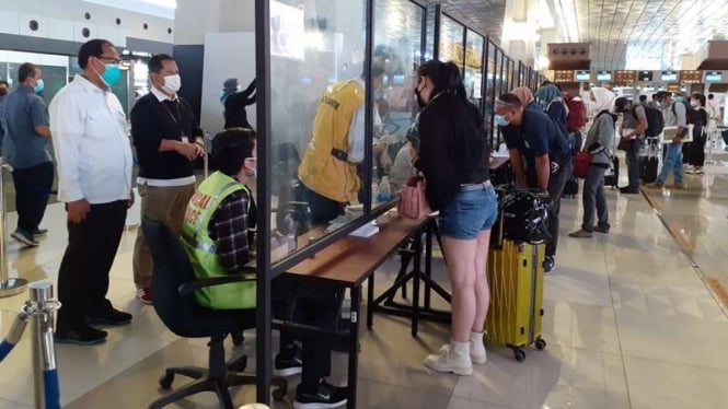 Pemeriksaan rapid test antigen di Bandara Soetta