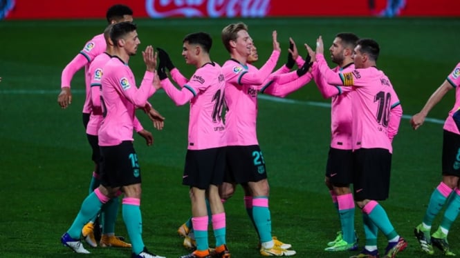 Pemain Barcelona merayakan gol ke gawang Real Valladolid