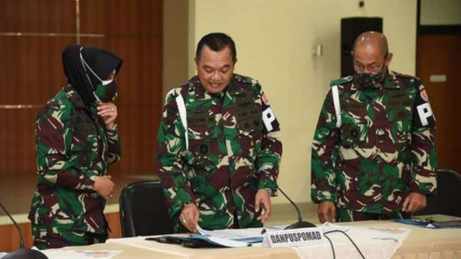 VIVA Militer: Danpuspomad Letjen TNI Dodik Wijanarko (tengah)