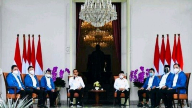 Menteri baru Jokowi dengan jaket biru