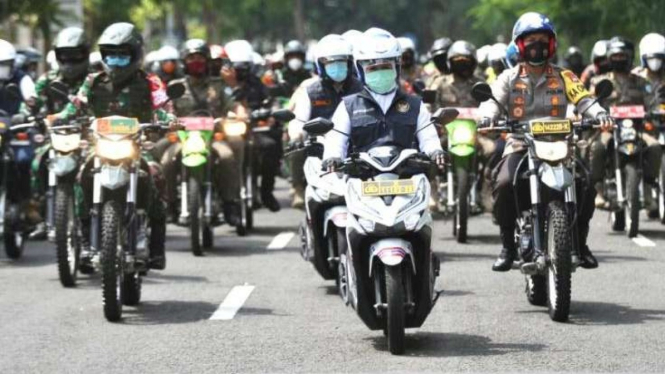 Gubernur Jawa Timur, Khofifah Indar Parawansa, Kapolda, dan Pangdam naik motor.