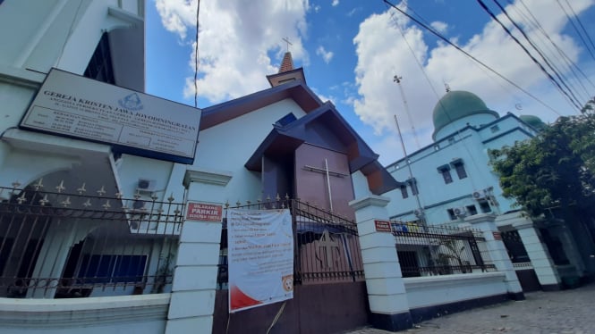 Masjid dan Gereja yang letaknya berdampingan di Solo