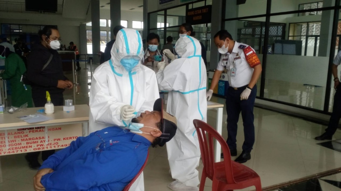 Rapid Test Antigen di Terminal Jatijajar, Depok, Jawa Barat
