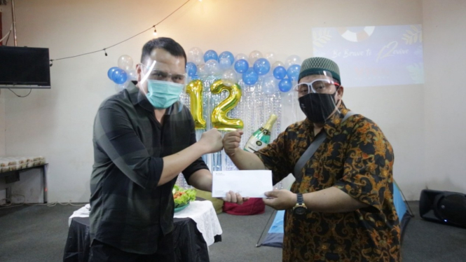 CEO VIVA Ahmad Rahadian Widarmana bersama Syarifudin Ketua Yayasan Awwaliyah Rohiim pada saat syukuran Hari Jadi VIVA ke-12, Rabu (23/12) di kantor VIVA.co.id.