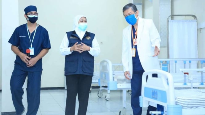 Gubernur Jawa Timur Khofifah Indar Parawansa meninjau ketersediaan ranjang perawatan di rumah sakit untuk para pasien COVID-19 pada Jumat, 25 Desember 2020.